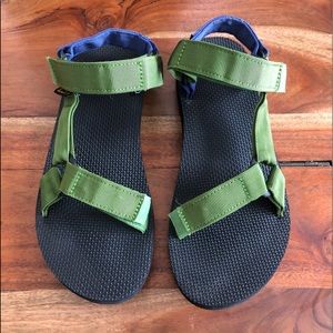 *Almost New* Teva Sandals in Green and Blue fits 9-10